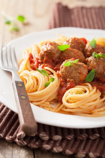 Spaghetti mit Frikadellen in Tomatensauce — Stockfoto