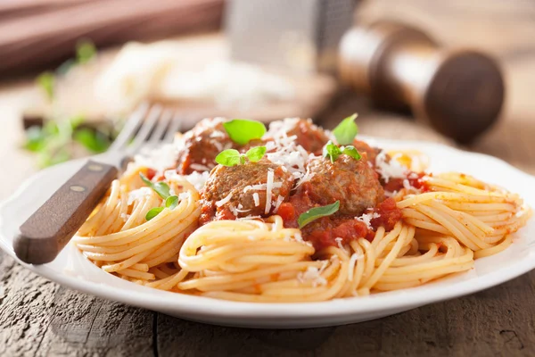 Spaghetti mit Frikadellen in Tomatensauce — Stockfoto