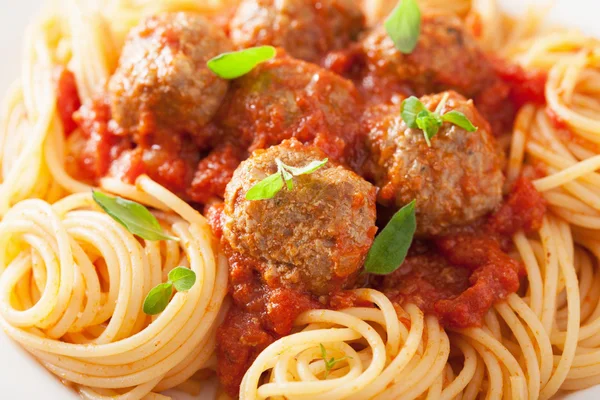 Спагетті з фрикадельками в томатному соусі — стокове фото