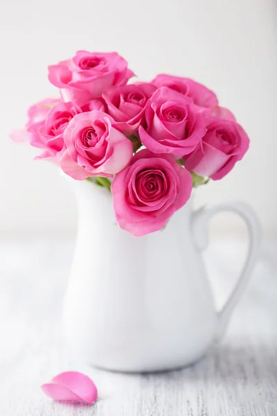 꽃병에 아름 다운 핑크 장미 꽃다발 — 스톡 사진
