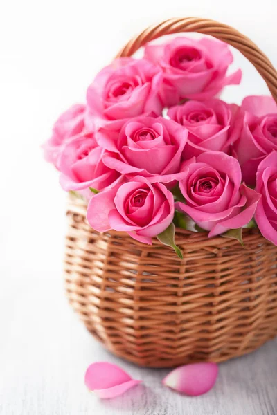Beautiful pink roses in basket — Stock Photo, Image
