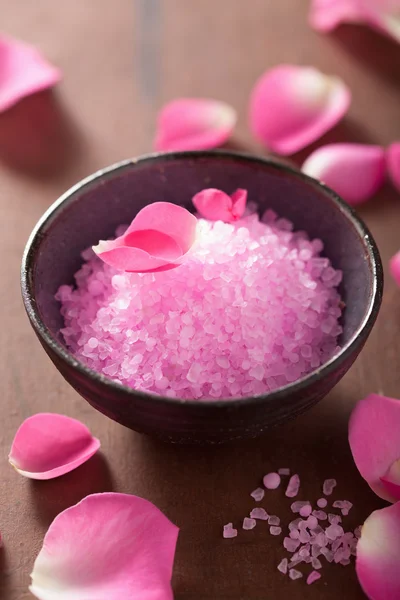 Flower salt and rose petals for spa — Stock Photo, Image