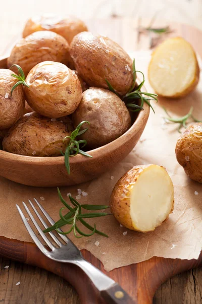 Baked potatoes with rosemary — Stock Photo, Image