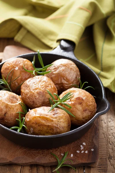 Baked potatoes in black pan — Stock Photo, Image