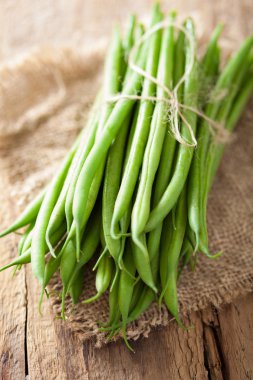 Ahşap arkaplanda yeşil fasulye