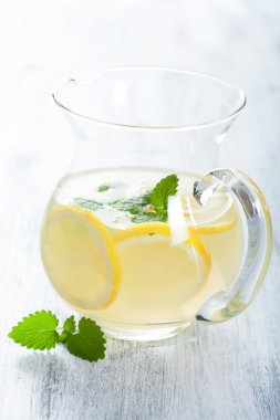 kavanoz içinde taze limonata 