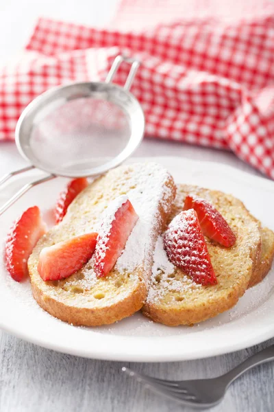 Franska toast med jordgubbar till frukost — Stockfoto