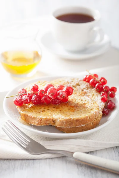 Pain grillé avec groseille rouge et miel pour le petit déjeuner — Photo