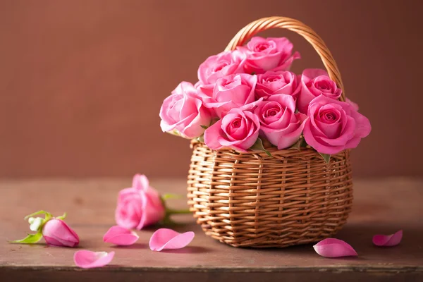 Vacker rosa rosor i korg — Stockfoto