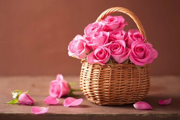 Rosas rosadas hermosas en la cesta — Foto de Stock