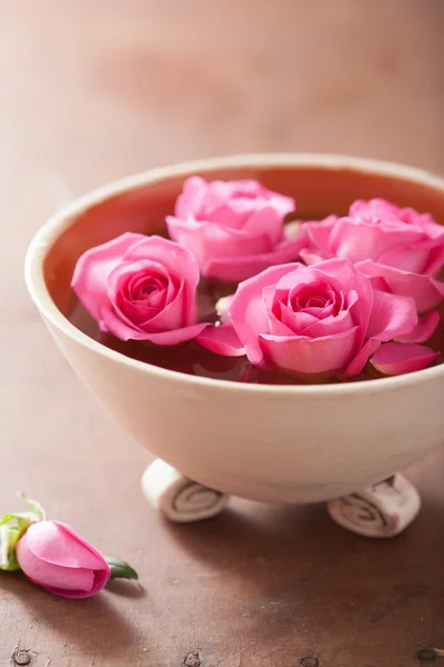 Beautiful pink roses bouquet in vase — Stock Photo, Image