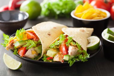 tavuk göğsü ve sebze ile Meksika tortilla şal