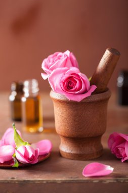Gül çiçek harç ve uçucu yağ ile spa