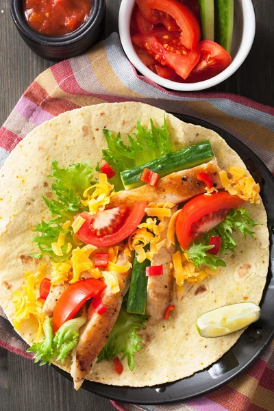Mexikanische Tortilla mit Hühnerbrust und Gemüse — Stockfoto