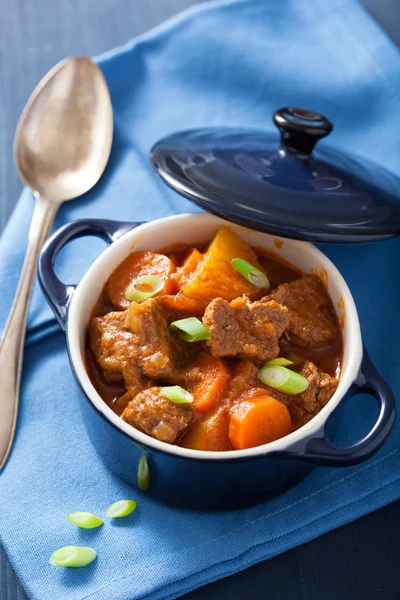 Beef stew with potato and carrot in blue pot — Stock Photo, Image