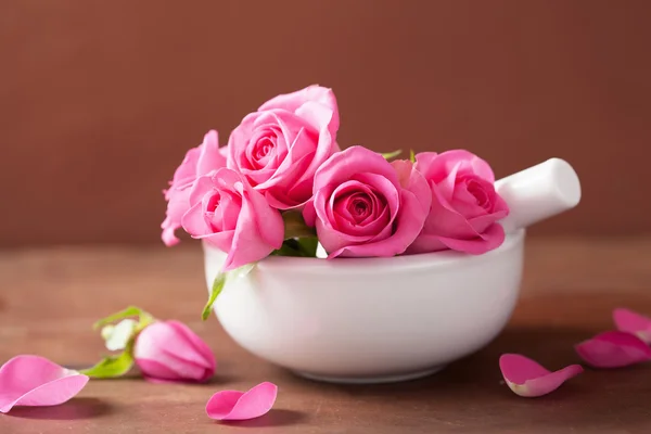 Mortar with rose flowers for aromatherapy and spa — Stock Photo, Image