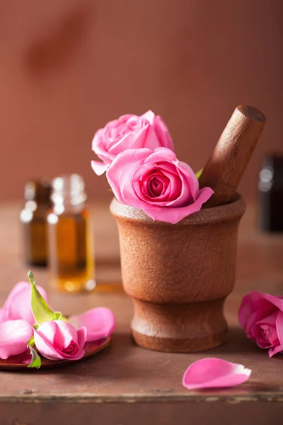 スパ ローズの花のモルタルとエッセンシャル オイル セット — ストック写真