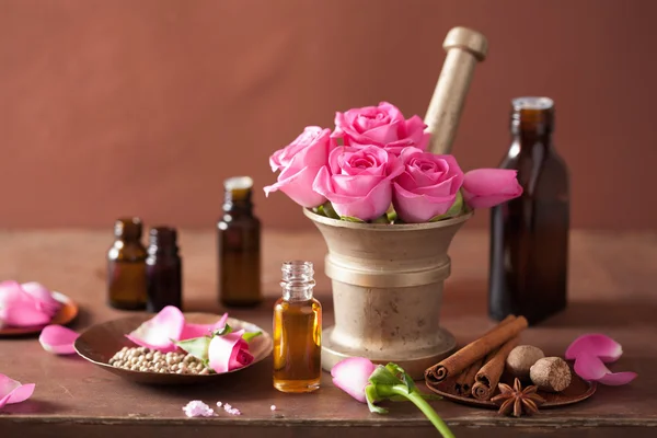 Set de spa y aromaterapia con mortero de flores de rosas y especias — Foto de Stock