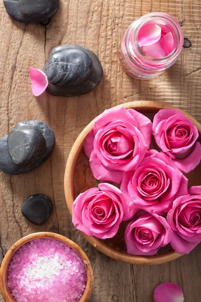 Rosenblüten, Salz und Kursteine — Stockfoto