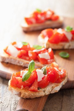 domates, parmesan, zeytinyağı ve sarımsak ile İtalyan bruschetta