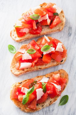 domates, parmesan, zeytinyağı ve sarımsak ile İtalyan bruschetta