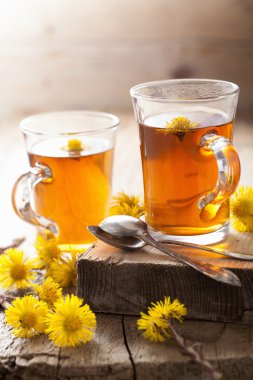 Simya ve aromaterapi gül çiçek ve şişe ile ayarla