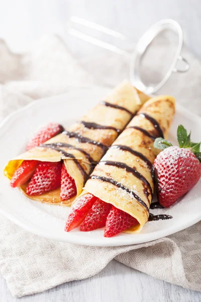 イチゴとチョコレート ソース添えのパンケーキ — ストック写真