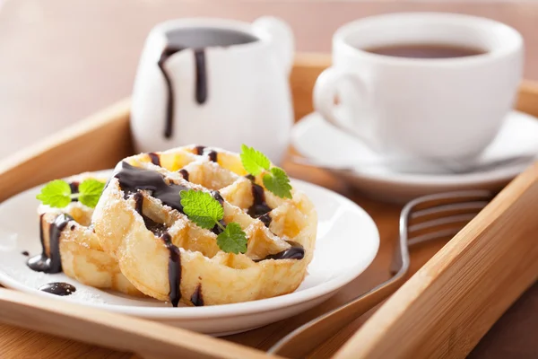 Belgiska våfflor med choklad och pulver socker till frukost — Stockfoto