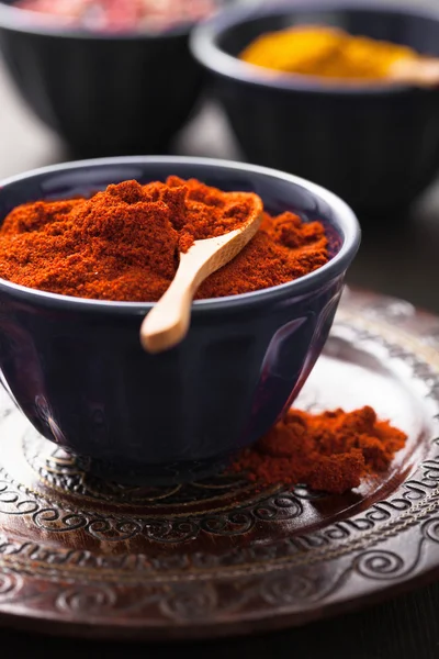 Koření v miskách: černý pepř paprika kari růžová — Stock fotografie