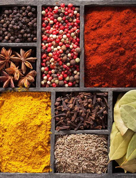 Spices in box pink  black pepper, paprika powder, curry — Stock Photo, Image
