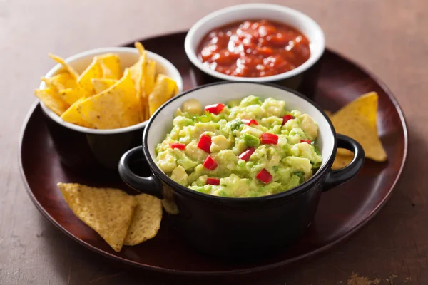 Guacamole with avocado, lime, chili and tortilla chips — Stock Photo, Image