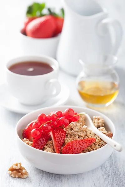 Café da manhã saudável com granola e morango — Fotografia de Stock