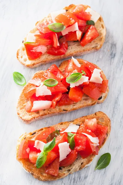 Italienische Bruschetta mit Tomaten, Parmesan, Knoblauch und Olivenöl — Stockfoto
