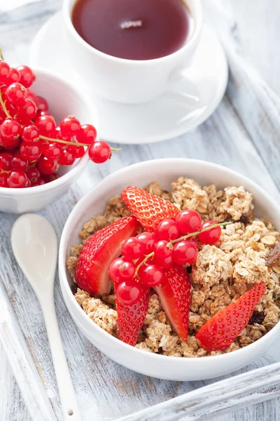 Zdrowe śniadanie granola i truskawki — Zdjęcie stockowe