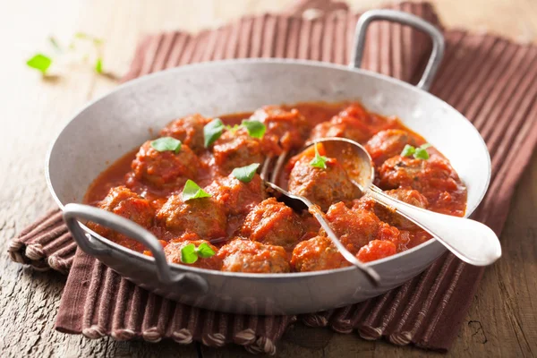 Albóndigas con salsa de tomate en sartén con cuchara — Foto de Stock