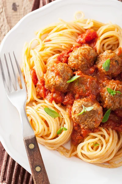 Espaguetis con albóndigas en salsa de tomate — Foto de Stock