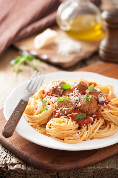 Espaguetis con albóndigas en salsa de tomate — Foto de Stock