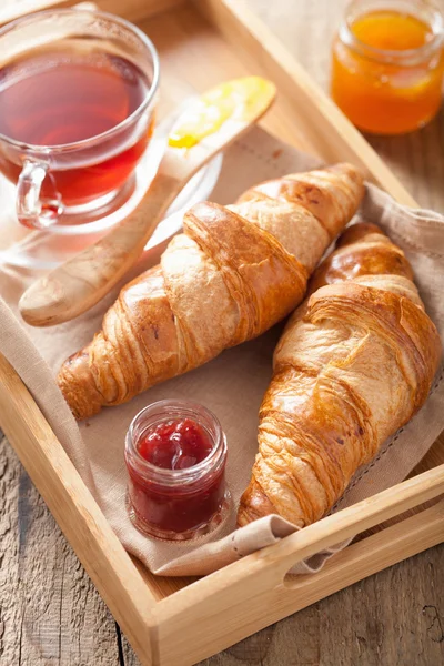 Croissants frais avec confiture pour le petit déjeuner — Photo