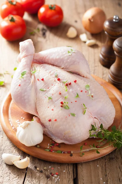 Pollo crudo intero con pepe di rosa e timo — Foto Stock