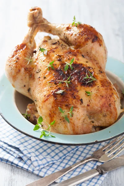 Pollo asado entero con pimienta y tomillo —  Fotos de Stock