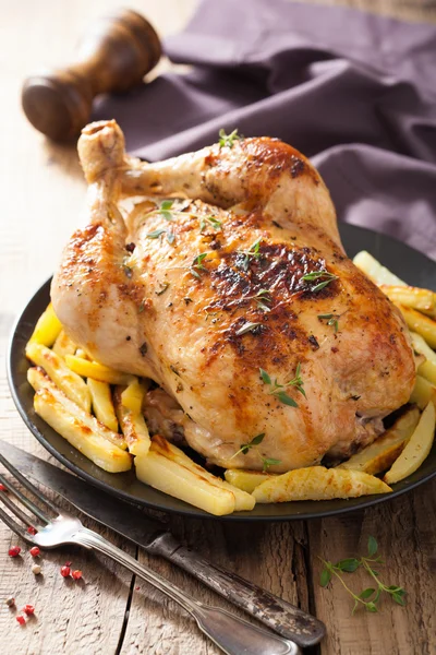 Seluruh ayam panggang dengan lada thyme kentang — Stok Foto