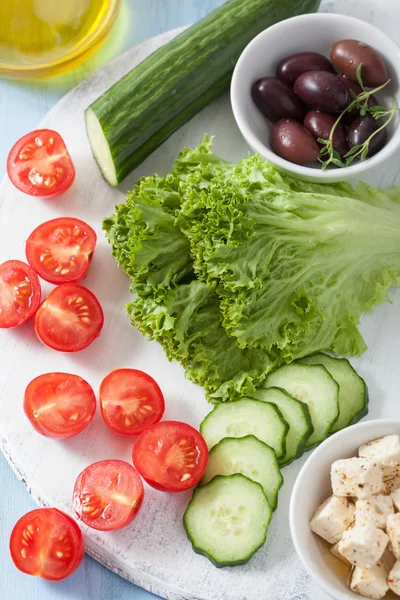 Ingrédients pour salade aux tomates olives et fromage feta — Photo