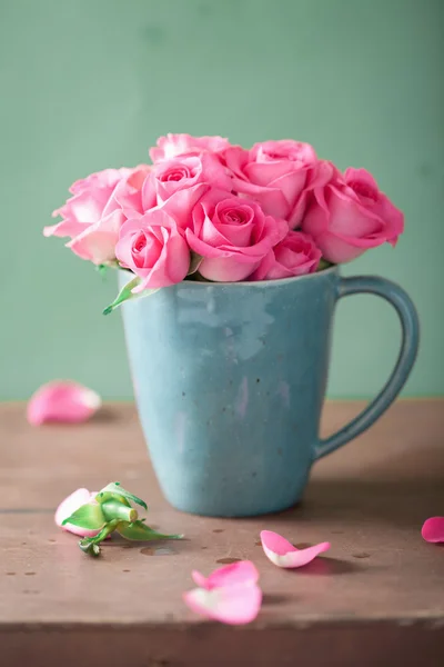 Lindo buquê de rosas rosa em vaso — Fotografia de Stock