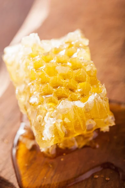 Honingraat on houten achtergrond — Stockfoto