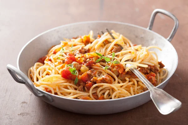 Vaření italské těstoviny špagety bolognese — Stock fotografie