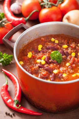 Meksikalı chili con carne kırmızı rustik tencerede malzemeler ile