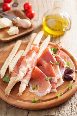 Prosciutto jambonu ve grisini sopa ekmek. İtalyan meze