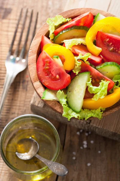 Здоровый салат с помидорами огурец и перец — стоковое фото