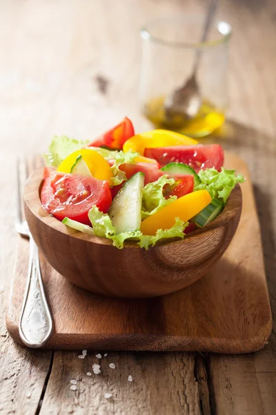 Zdravý salát s rajčaty, okurkou a paprikou — Stock fotografie