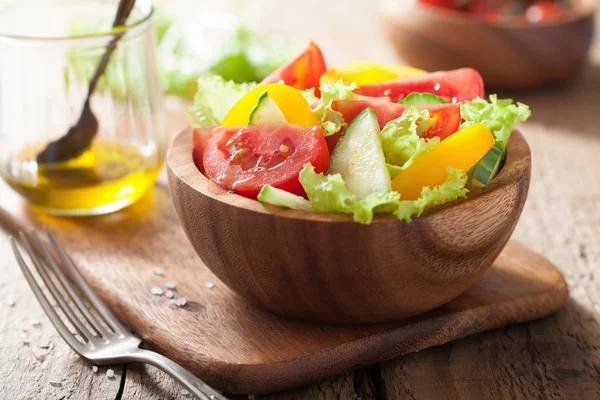 Zdravý salát s rajčaty, okurkou a paprikou — Stock fotografie